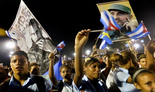 Người dân Cuba tiễn biệt Lãnh tụ cách mạng huyền thoại của họ. Ảnh: AFP