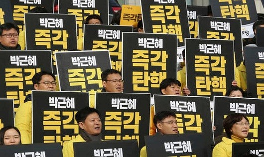 Người Hàn Quốc biểu tình phản đối bà Park. Ảnh: AP