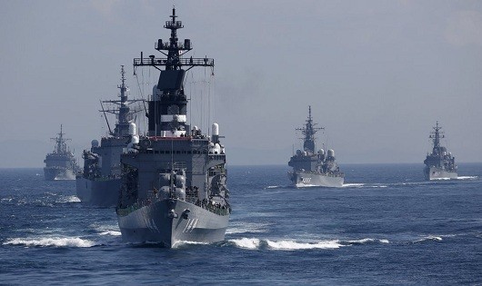Tàu khu trục Kurama (phía trước) chở Thủ tướng Nhật trong một cuộc thị sát hồi năm 2015.