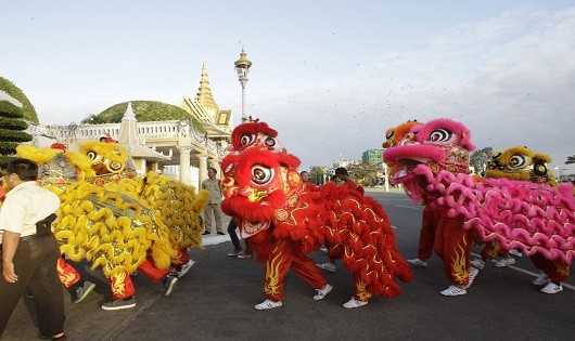 Múa sư tử ở trước Cung điện Hoàng gia ở Phnom Penh, Campuchia.