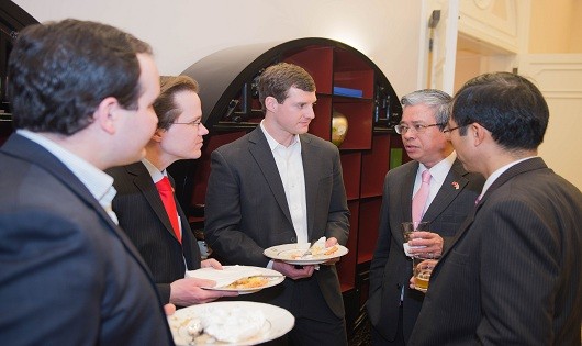 Đại sứ Phạm Quang Vinh trao đổi với các trợ lý, cố vấn của phía Mỹ.