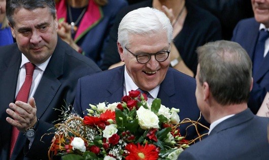 Ông Steinmeier nhận hoa chúc mừng khi đắc cử.