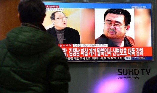 Người dân theo dõi bản tin về cái chết của ông Kim Jong Nam.