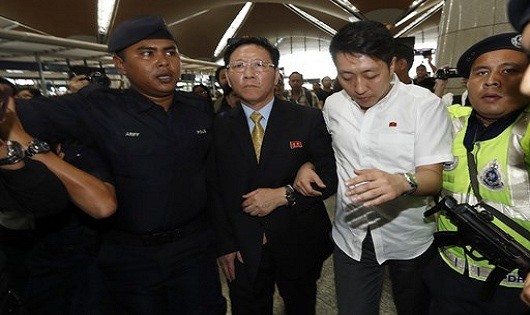 Đại sứ Triều Tiên tại Malaysia Kim Chol (đeo kính) đã bị trục xuất. 