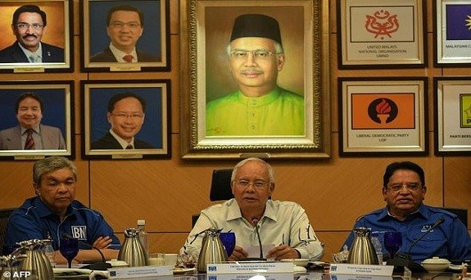 Thủ tướng Malaysia Najib (giữa) tại cuộc họp báo.