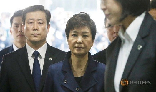 Bà Park rời văn phòng công tố viên Hàn Quốc sáng nay.