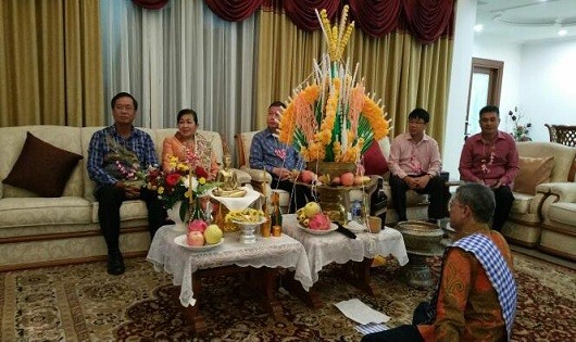 Đại sứ Hoàng Anh Tuấn (bên trái) tại buổi liên hoan.