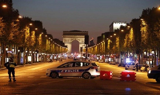 Xe cảnh sát được huy động chắn ở Đại lộ Champs Elysees.