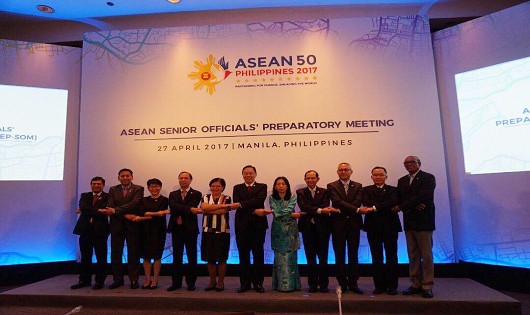 Các quan chức cấp cao ASEAN tại cuộc họp.