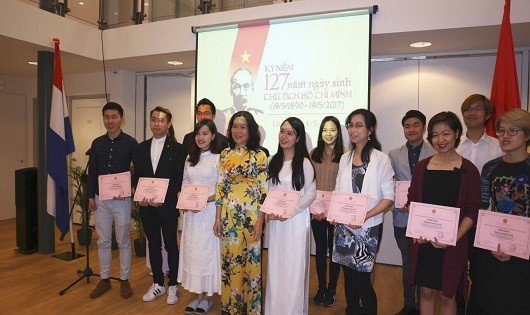 ĐS Ngô Thị Hòa trao bằng khen và chụp ảnh với 17 sinh viên Việt Nam có thành tích xuất sắc. Ảnh: Định Hương