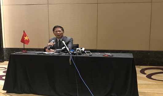 Bộ trưởng Trần Tuấn Anh trả lời phóng viên sau cuộc họp.