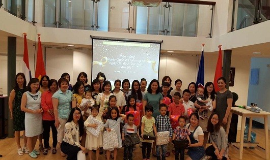Đại sứ Ngô Thị Hòa và các cháu, các chị em nữ chụp ảnh chung tại ĐSQ.