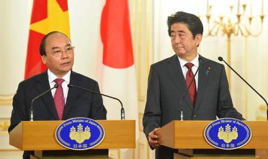 Thủ tướng Nguyễn Xuân Phúc và Thủ tướng Nhật tại họp báo sau hội đàm
