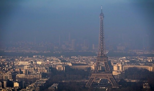 Tháp Eiffel mờ mịt trong những ngày không khí ở Paris bị ô nhiễm. 