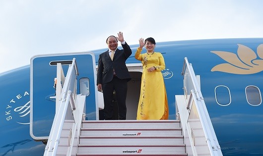 Thủ tướng Nguyễn Xuân Phúc và Phu nhân chào tạm biệt đại diện nước chủ nhà Nhật Bản ra tiễn Đoàn. Ảnh: VGP