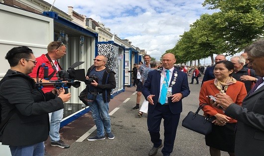 Đại sứ Ngô Thị Hòa cùng khai mạc khu bảo tàng với Thị trưởng Kampen.