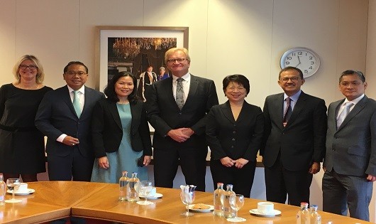 Đại sứ Hòa chụp ảnh chung với Chủ tịch Liên đoàn Công nghiệp Hà Lan cùng các Đại sứ ASEAN tại La Hay.