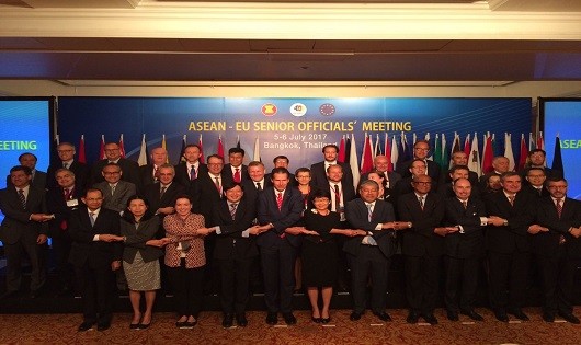 Các quan chức cao cấp ASEAN và EU tại cuộc họp.