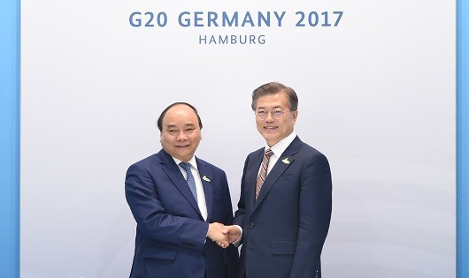 Thủ tướng gặp Tổng thống Hàn Quốc Moon Jae-in.