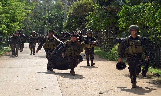 Binh lính Philippines mang thi thể những người thiệt mạng sau một đợt tấn công Abu Sayyaf ở Sulu.