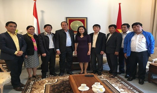 ĐS Ngô Thị Hoà và Phó Chủ tịch UBND tỉnh An Giang Nguyễn Thanh Bình trao đổi về kết quả chuyến thăm của đoàn An Giang.