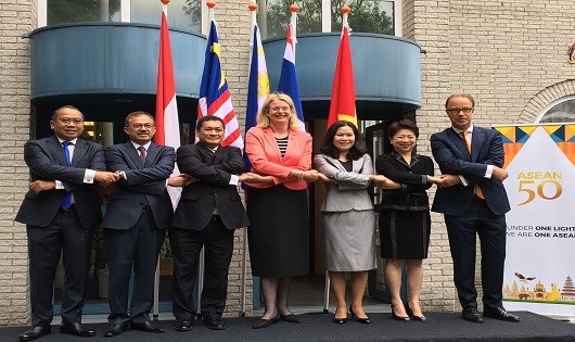 Thị trưởng TP La Hay chụp ảnh chung với các Đại sứ ASEAN.