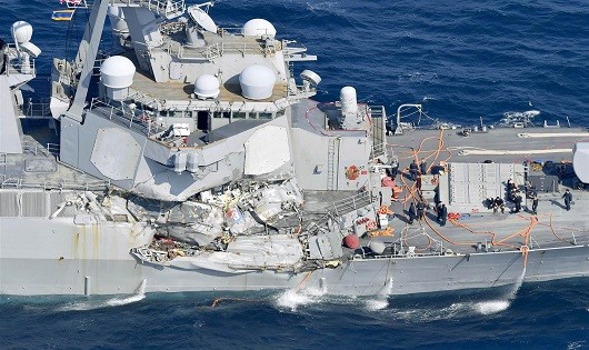 Tàu USS Fitzgerald bị hư hại nặng sau vụ va chạm.