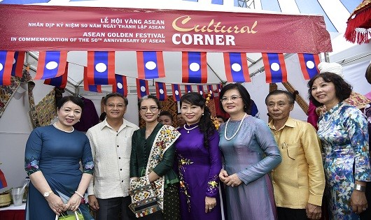 Bà Trần Nguyệt Thu (đứng giữa) chụp ảnh lưu niệm cùng các đai biểu dự Lễ hội. Ảnh: Tuấn Anh/TG&VN