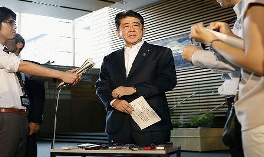 Thủ tướng Nhật Bản Shinzo Abe phát biểu với báo chí về vụ việc.