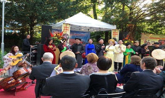 ĐS Ngô Thị Hòa (áo dài đỏ) và các nghệ sỹ tại buổi lễ.