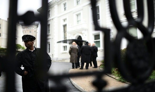 Giới chức Mỹ bên ngoài văn phòng đại diện thương mại của Nga ở Washington.