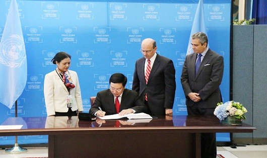 Phó thủ tướng, Bộ trưởng Ngoại giao Phạm Bình Minh ký Hiệp ước cấm Vũ khí hạt nhân tại Trụ sở LHQ ở New York, Mỹ ngày 22/9. Ảnh: TTXVN