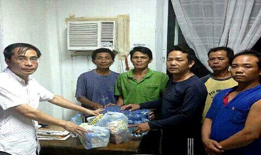 Ông Đinh Hữu Phúc (thứ nhất, bên trái), Bí thư thứ Nhất Đại sứ quán Việt Nam tại Philippines, đã gặp, thăm hỏi 5 ngư dân đang bị tạm giữ tại Philippines. Ảnh: Đại sứ quán Việt Nam tại Philippines