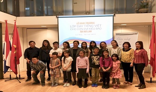 Đại sứ Ngô Thị Hòa cùng các gia đình và các em học sinh dự lớp học.