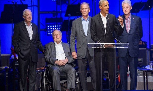 Cựu Tổng thống Bush cha ngồi xe lăn tham dự buổi gây quỹ cùng 4 cựu tổng thống Mỹ khác hôm 21/10.