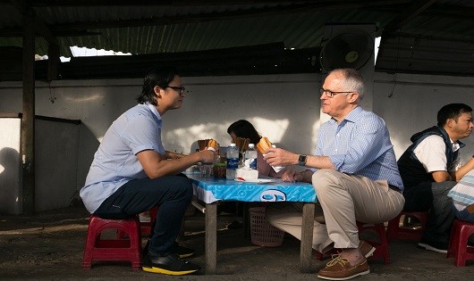 Thủ tướng Úc ăn bánh mì tại Đà Nẵng.