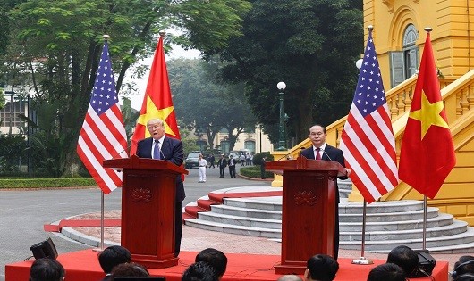 Tổng thống Mỹ Donald Trump và Chủ tịch nước Trần Đại Quang tại cuộc họp báo sáng nay. Ảnh: VGP