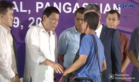 Tổng thống Duterte tại buổi tiễn các ngư dân Việt.