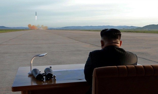 Chủ tịch Triều Tiên Kim Jong-un được cho đang giám sát một vụ phóng tên lửa.