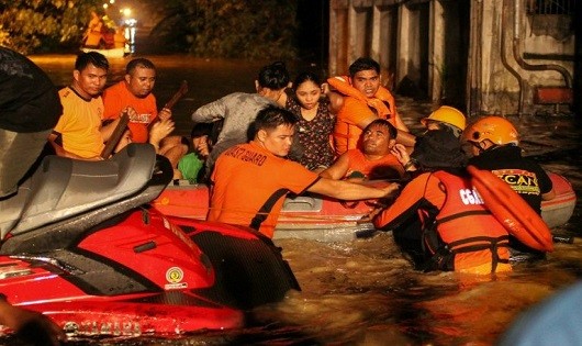 Các nhân viên cứu hộ sơ tán dân cư ở Davao, đảo Mindanao.