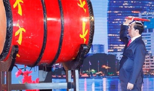 Chủ tịch nước Trần Đại Quang đánh trống khai hội Xuân Quê hương 2017. Ảnh: VOV