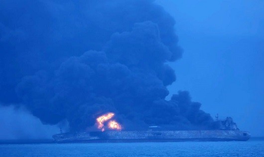 Ngày 7/1, tàu của Iran vẫn đang cháy dữ dội.
