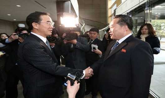 Bộ trưởng Bộ Thống nhất Hàn Quốc Cho Myung-Gyun (bên trái) chào mừng Trưởng phái đoàn Triều Tiên Ri Son-Gwon.