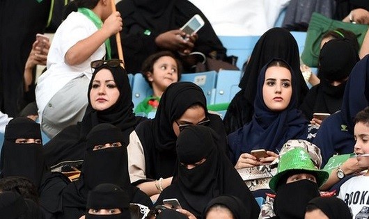 Phụ nữ Ả rập Xê-út xem bóng đá.