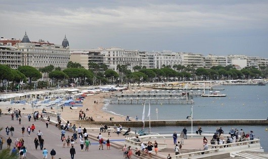 Riviera là thành phố ven biển của Pháp.