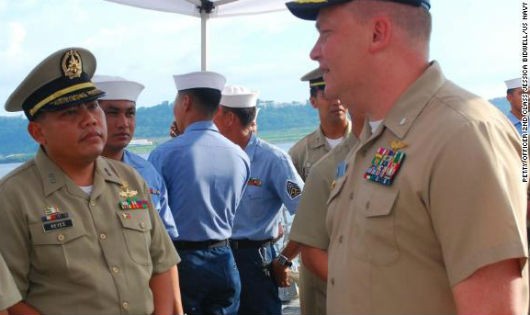 Cựu Chỉ huy hải quân Mỹ Troy Amundson (bên phải).