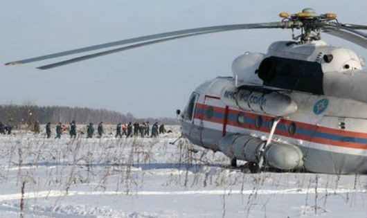 Các nhân viên cứu hộ Nga tại hiện trường vụ rơi máy bay.