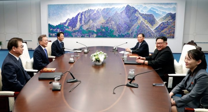 Ông Moon ngồi với ông Kim để nói chuyện tại Nhà Hòa bình. Ông Kim nói với ông Moon rằng họ nên gặp nhau thường xuyên hơn. Ảnh: Báo Hội nghị Thượng đỉnh Hàn Quốc/AFP