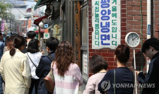 Khách xếp hàng dài tại một nhà hàng mỳ lạnh kiểu Triều Tiên tại Seoul.