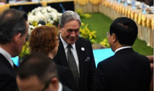 Bộ trưởng Ngoại giao New Zealand Winston Peters và Bộ trưởng Ngoại giao Việt Nam Phạm Bình Minh tại Hội nghị APEC.
